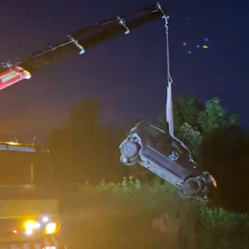 FOTO Accident produs după o decepție în dragoste, la Botoșani. O tânără s-a răsturnat cu mașina în livada fostului șef al Poliției Rutiere