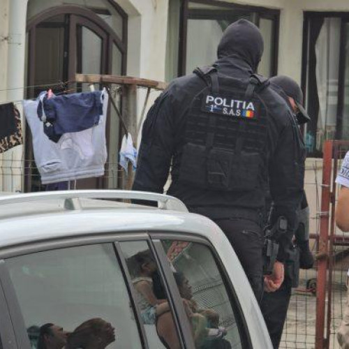 Tânăr de 18 ani, reținut de DIICOT Botoșani pentru trafic de droguri de mare risc. Doze pregătite pentru vânzare, descoperite în locuință