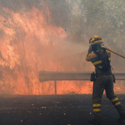 România trimite 51 de pompieri în Spania, care să ajute la stingerea incendiilor de pădure