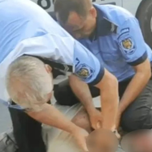 VIDEO Momentul în care un bărbat de 70 de ani e pus la pământ de Poliția Locală. I s-a făcut rău și a ajuns la spital