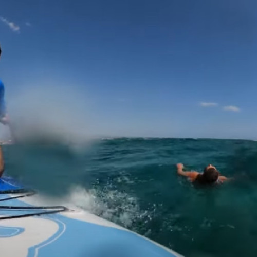 Video Un român şi cei doi copii ai săi au fost salvaţi de la înec, în Grecia, de un practicant de stand up paddle