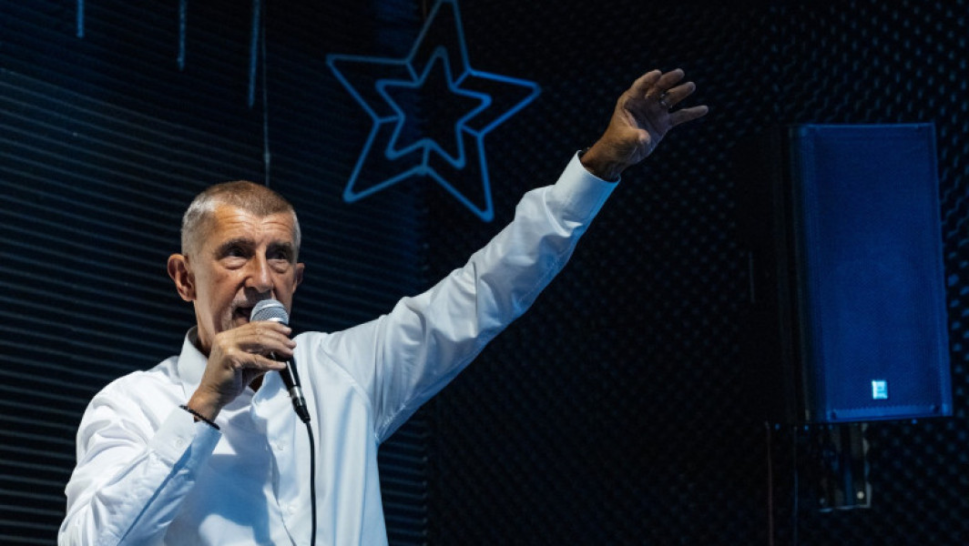 Andrej Babiš atacat cu o cârjă în timpul mitingului din Dobrá