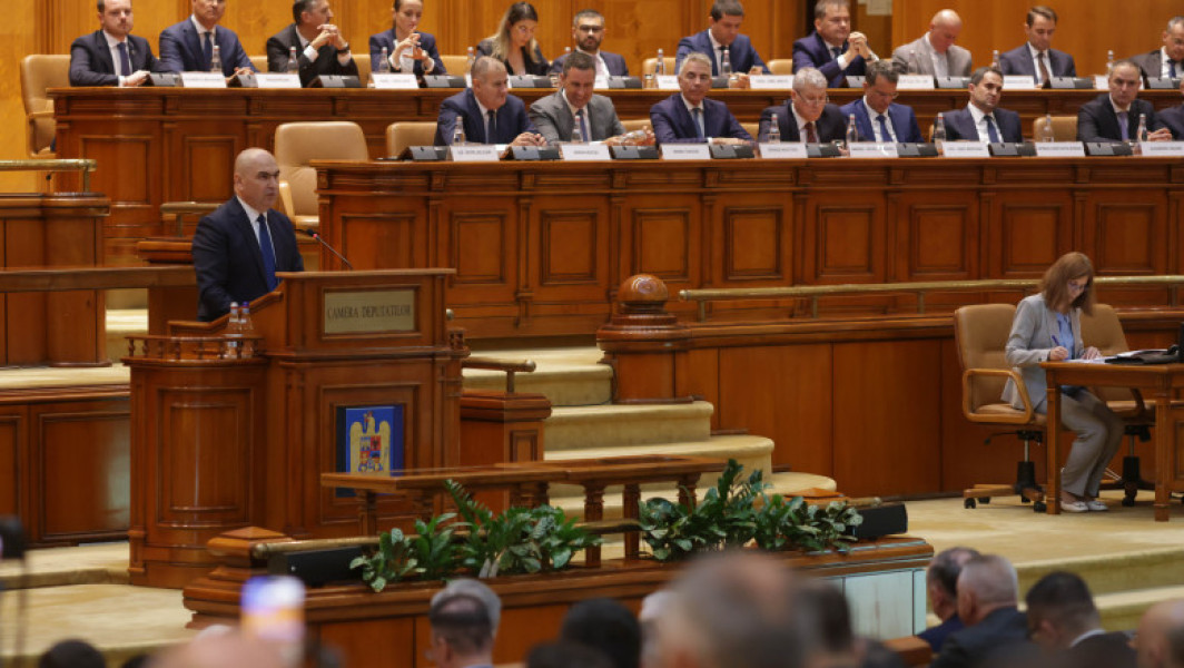 Video&Foto AUR a prezentat moțiunile de cenzură în Parlament, cu sala aproape goală. Opoziția acuză Guvernul de „terorism legislativ”
