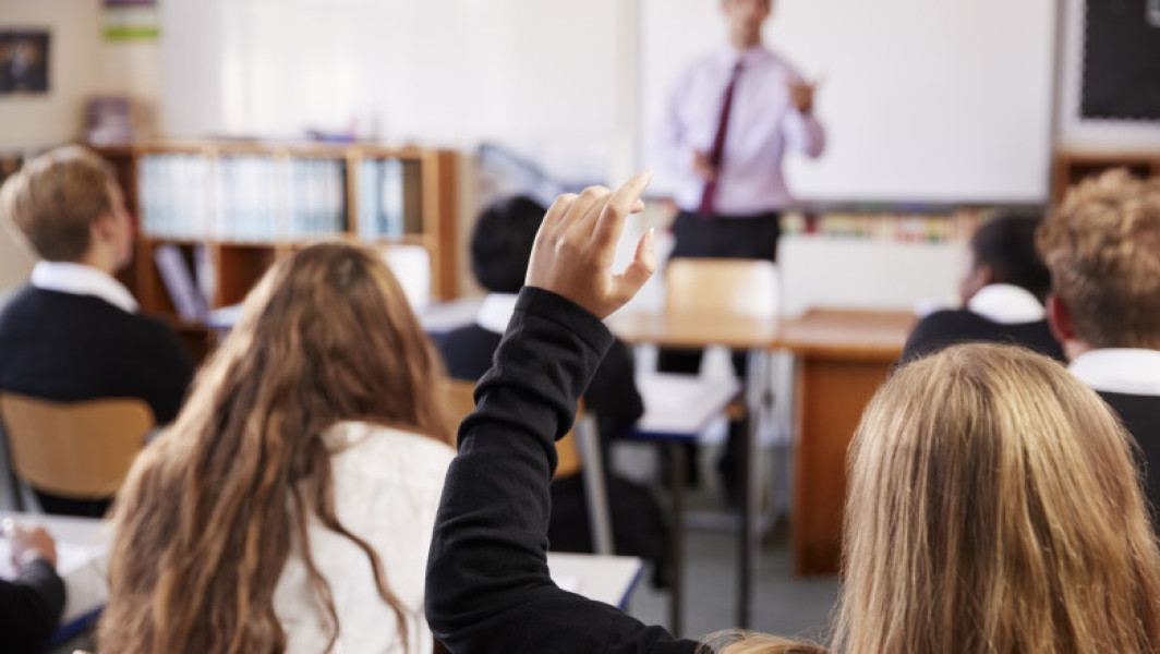 Guvernul aprobă metodologia burselor din învățământul preuniversitar