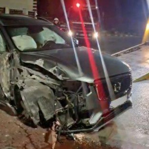 Accident rutier la intersecția din Botoșani, implicând un Volvo XC90