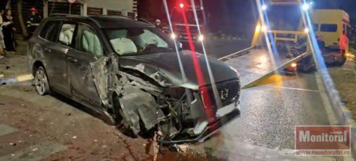 Accident rutier la intersecția din Botoșani, implicând un Volvo XC90
