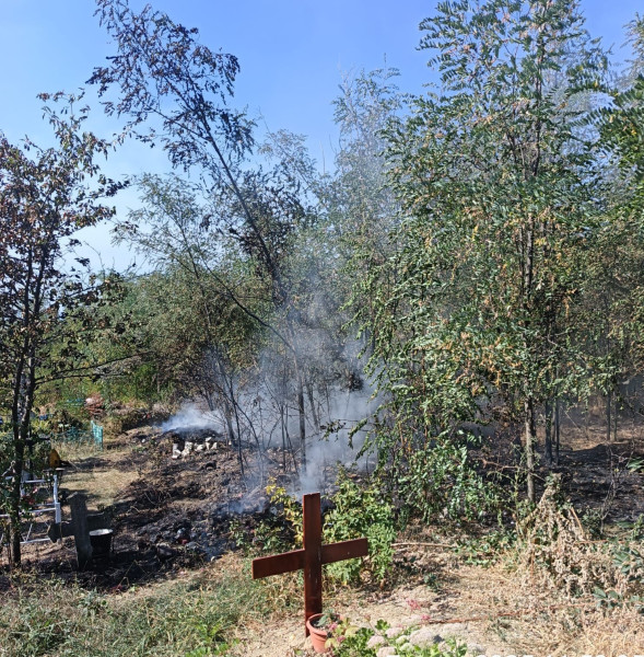 Incendiu într-un cimitir din județul Botoșani; pompierii au intervenit pentru a evita extinderea