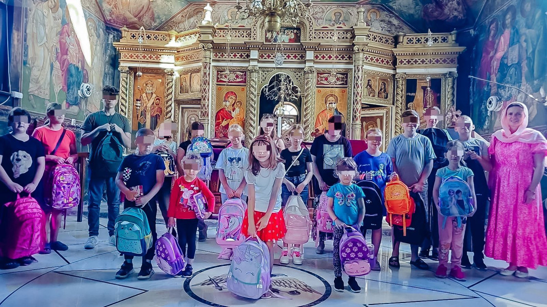 Peste 50 de copii au primit ghiozdane noi la Biserica Pacea din Botoșani
