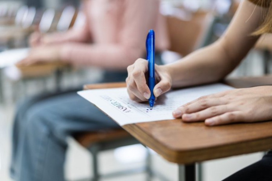 Elevii cu rezultate de excepție pot primi burse de merit începând din acest an școlar