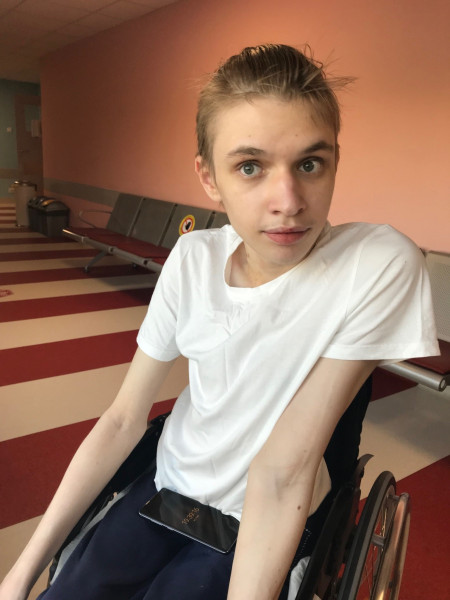 Un tânăr cu neurofibromatoză are nevoie urgentă de o operație costisitoare la coloana vertebrală