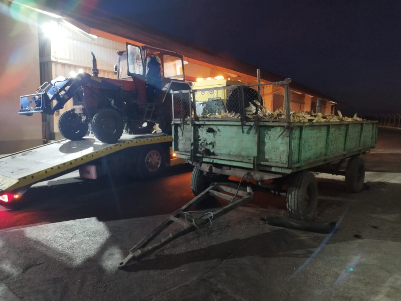 Cinci botoșăneni prinși în flagrant după ce au furat porumb și au fost opriți cu un tractor neînmatriculat
