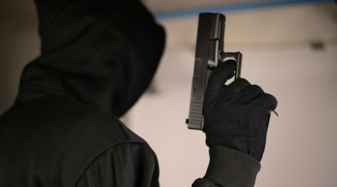 Bărbat din Botoșani amenințat cu un pistol în fața copiilor săi