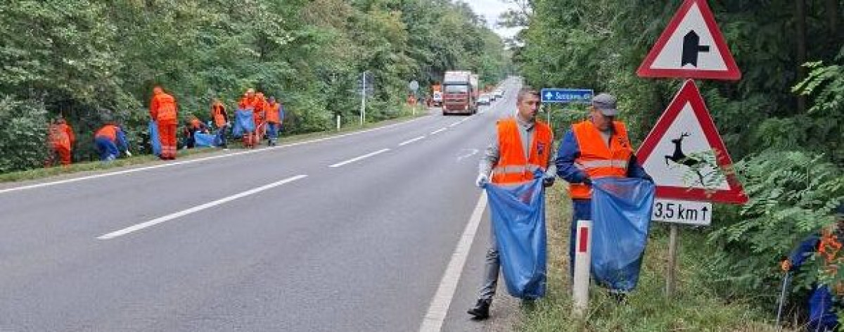 Angajații Secției Drumuri Naționale Botoșani au curățat zona drumurilor în cadrul campaniei Let’s Do It