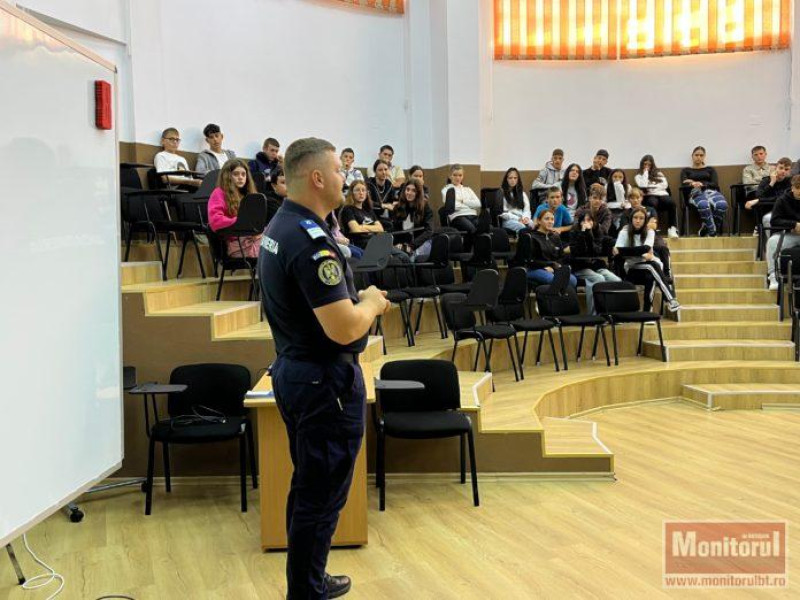 Jandarmii botoșăneni au organizat o campanie de prevenire în liceul din Săveni