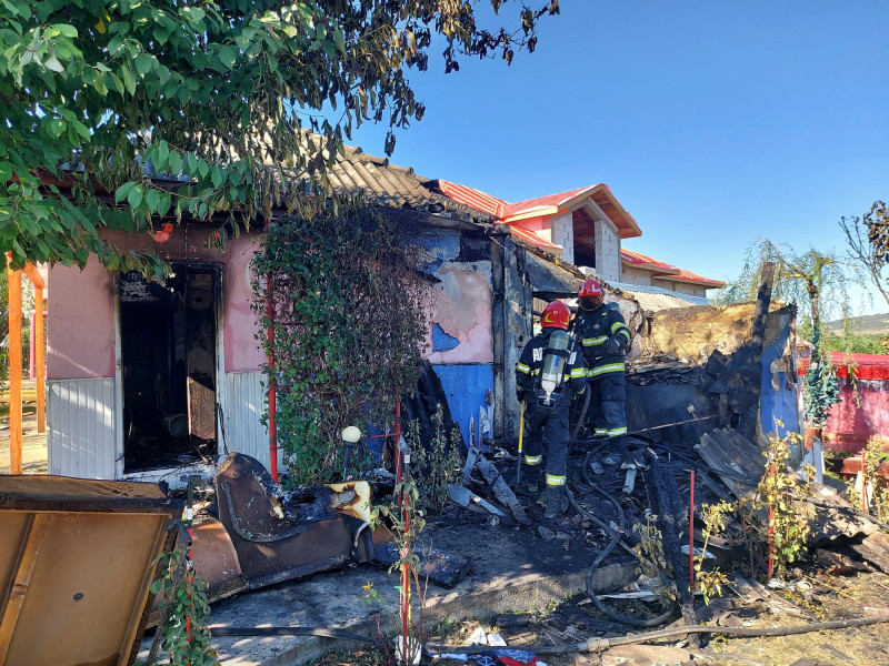 Incendiu la o casă bătrânească din Răuseni, provocat de un posibil scurtcircuit