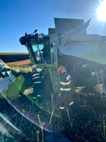 Incendiu la o combină în timpul recoltării în comuna Suharău