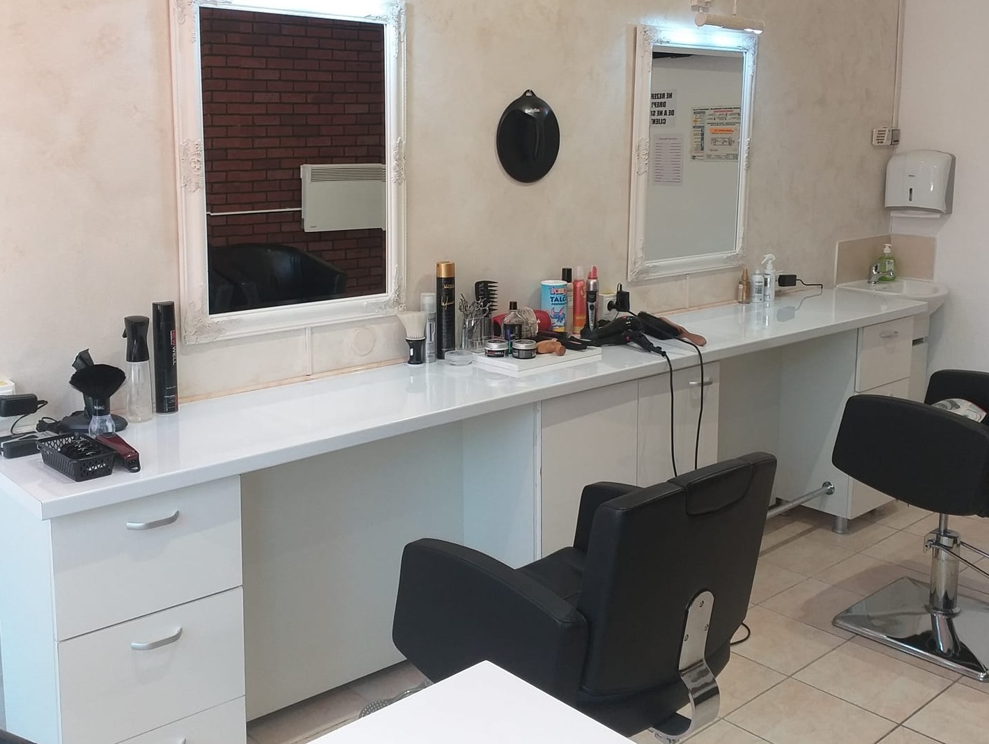 O firmă din Botoșani oferă două posturi de ucenicie pentru meserii în domeniul înfrumusețării