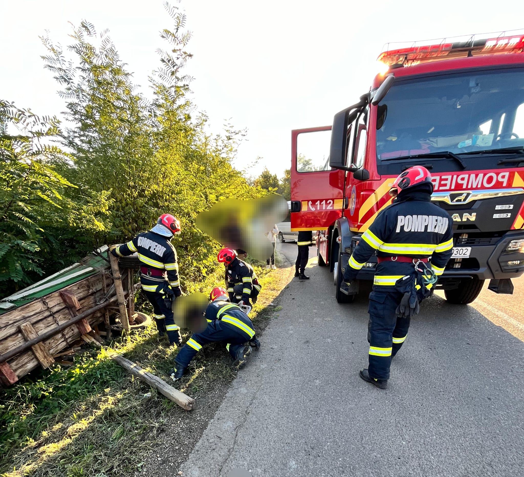 Bărbat prins sub căruță încărcată cu lemne, salvat de pompieri la Iezer