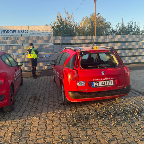 ATV-uri distrug geamurile mașinilor unei firme din Botoșani