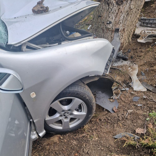 Bărbat din Botoșani, beat la volan, a intrat cu mașina într-un copac la Darabani