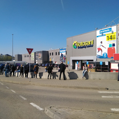 Carrefour ia în calcul vânzarea magazinelor din România