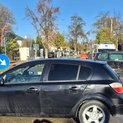 Două mașini avariate într-un accident la sensul giratoriu din Botoșani