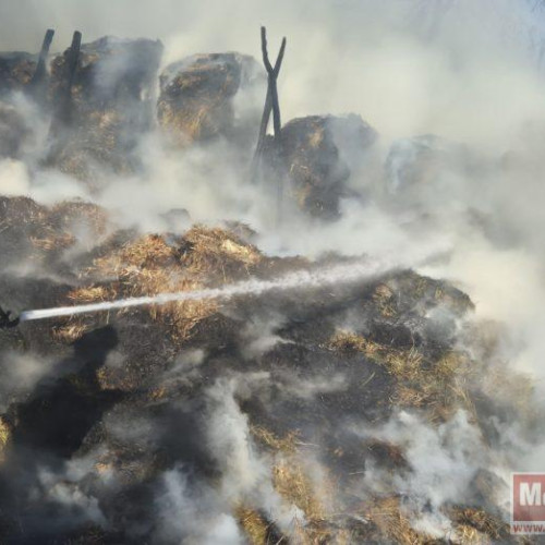 Pompierii au intervenit pentru stingerea unui incendiu la un depozit de furaje în Draxini