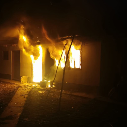 Incendiu într-o casă din localitatea Ringhilești, intervenție promptă a pompierilor