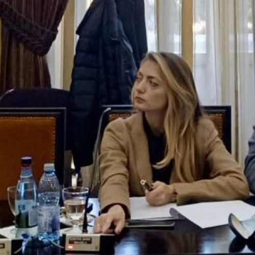 Femeie cu mâna fracturată după o căzătură pe dală spartă din Pietonalul Unirii