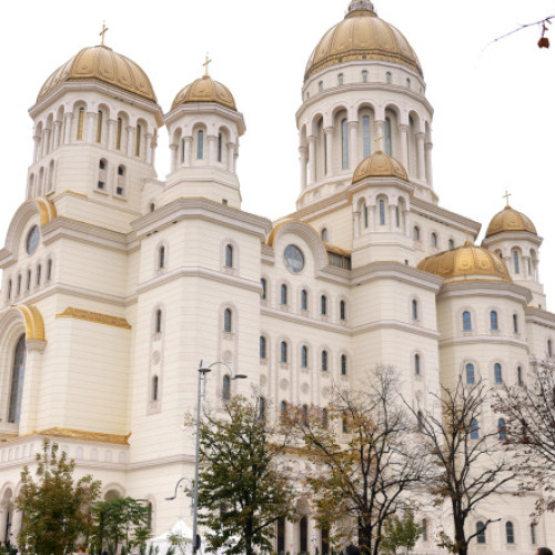 Mii de credincioși așteaptă șase ore la coadă pentru a vizita Catedrala Națională