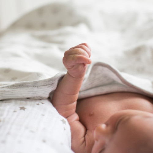 Cuplu din Gorj cercetat după ce și-a vândut bebelușul pentru 7.000 de euro