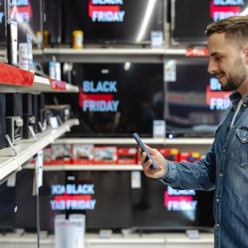 Românii cheltuiesc mai puțin de Black Friday din cauza inflației