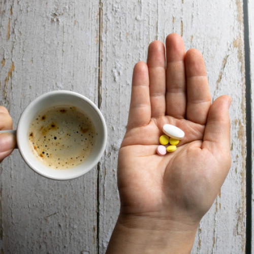 Cofeina din cafea poate afecta absorbția și eficiența unor medicamente