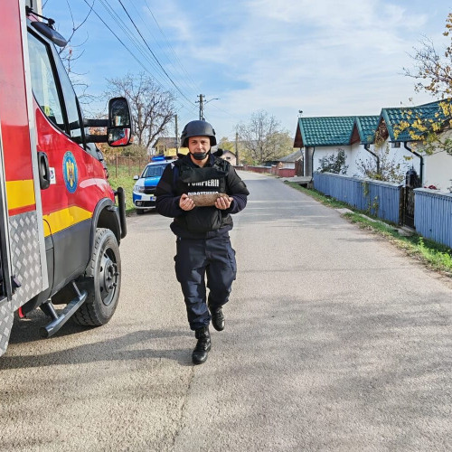 Un bărbat din Costești a găsit un proiectil în timp ce planta un copac