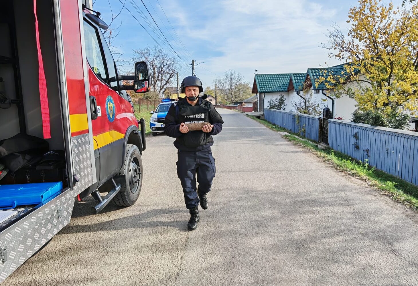 Un bărbat din Costești a găsit un proiectil în timp ce planta un copac